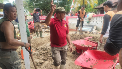 SATPOL PP DAN DAMKAR BONE BOLANGO TURUNKAN PERSONEL BANTU WARGA BERSIHKAN RUMAH USAI BANJIR
