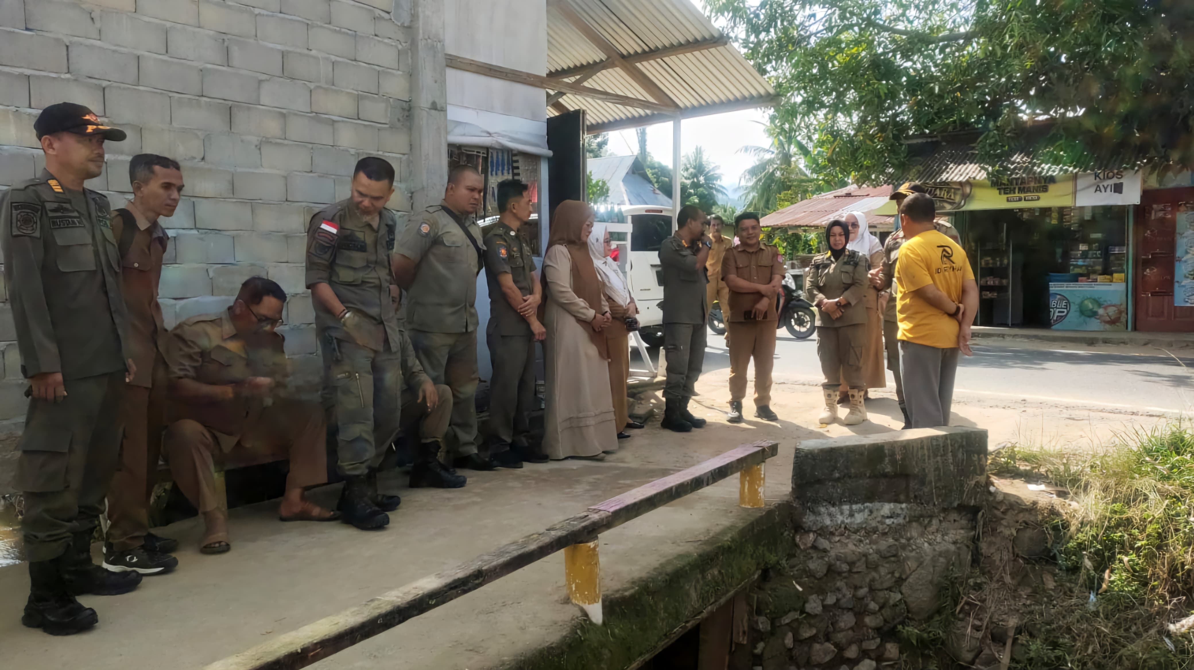 SATPOLPP DAN DAMKAR KABUPATEN BONE BOLANGO MELAKUKAN PENGAWASAN DAN EDUKASI MASYARAKAT TERKAIT PERDA NOMOR 2 TAHUN 2012 TENATNGA TRANTIBUM TERTIB SALURAN (DI WILAYAH KABUPATEN BONE BOLANGO
